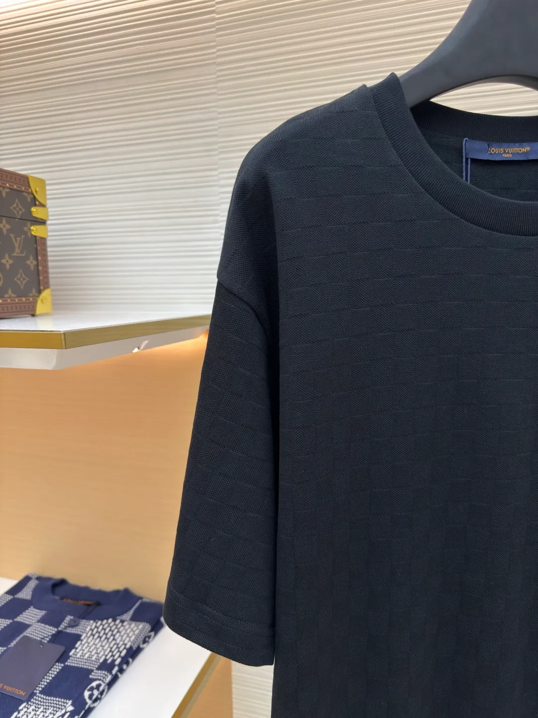 LOUIS VUITTON Golden Thread Puppy Chapter T-shirt ●Authentic product: Purchased and developed for 9750 ●Item number: 1680140-A35 ●Material: Pure cotton fabric ●Technology: Patch embroidery production ●Version: Fitted version ●Weight: about 340 grams ●Size: XS-S-M-L ●Description: Cotton short-sleeved T-shirt with golden dog Chapter embroidery patch. Inspired by dog ​​walkers in Westminster, this piqué cotton T-shirt features an embroidered logo in richly textured Der jacquard. The complex 1V Dog badge pattern pops up on the chest, adding a sophisticated touch to the year-end celebration look. . The overall wiring is straight and delicate, the fabric is comfortable and soft, and the color is consistent without color difference. It can be matched with the same style to create a fashionable look and control various occasions. Customized accessories, complete with three standards, same style for men and women!